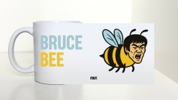 Kubek BRUCE BEE z humorystyczną grafiką pszczoły z ludzką twarzą i napisem.
