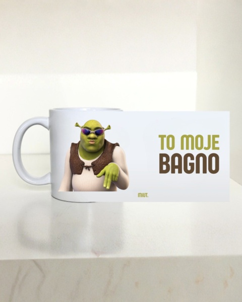 Kubek z nadrukiem zielonej ogrowatej postaci stojącej w pozie z założonymi rękami oraz napisem TO MOJE BAGNO