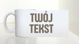 Biały kubek z napisem TWÓJ TEKST – przykład kubka z własnym nadrukiem.