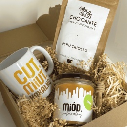 Zestaw prezentowy z miodem i kakao Chocante, z kubkiem Cut MiUT w eleganckiej aranżacji